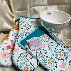 Paisley Dolly Pardon Oven Mitt Set with Lenox Mixing Bowl and Matching Apron
